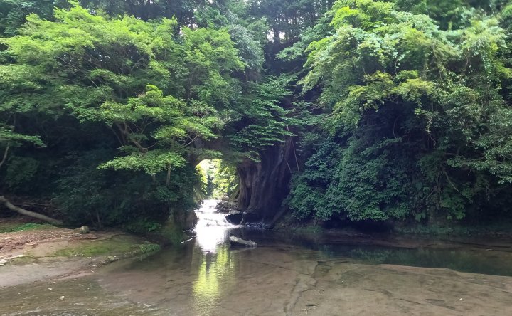 濃溝の滝・亀岩の洞窟